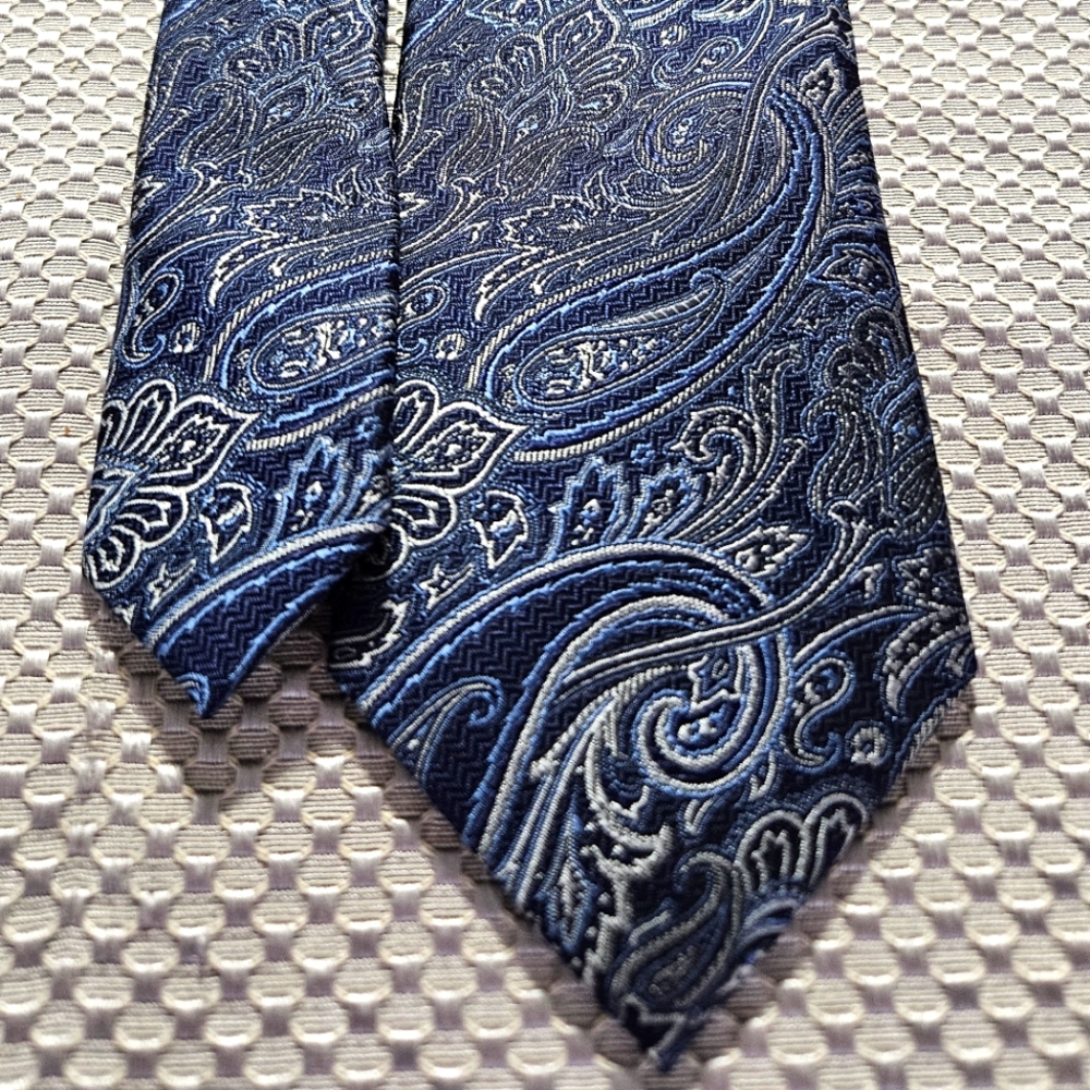 Silk paisley tie